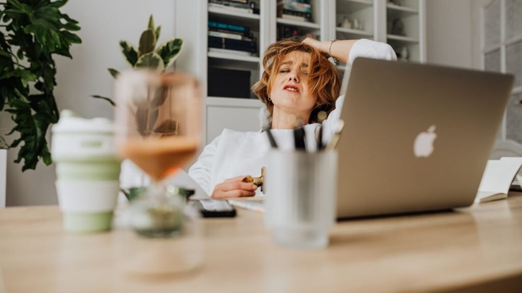 Por qué es tan difícil arrancar el día trabajando desde casa